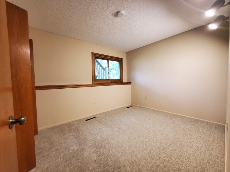 Building Photo - 2517 Cedar Hills Dr