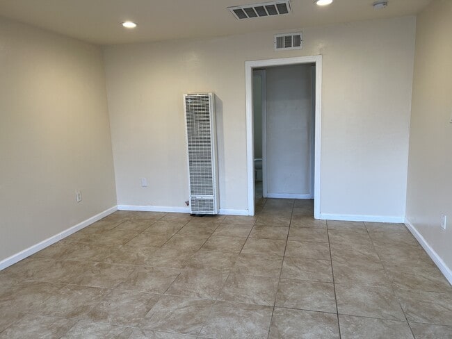 Building Photo - 718 Charlana Dr