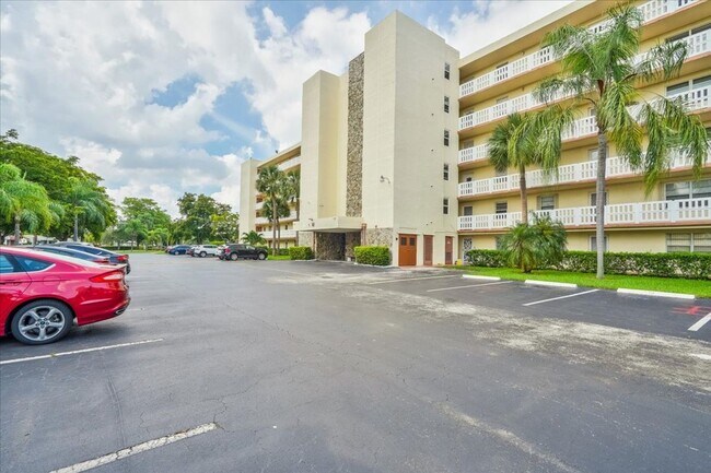 Building Photo - Meadowbrook Lakes View East Condominiums - Dania Beach
