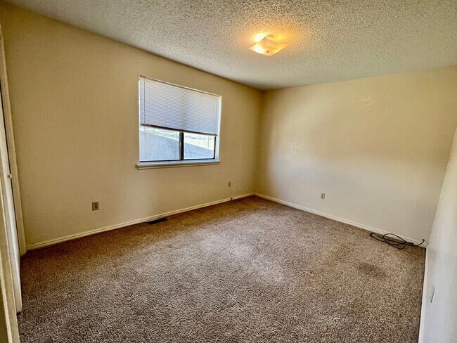 Building Photo - 508 E 7th St