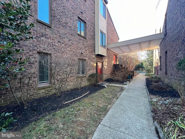 Building Photo - 1701 Mountainview Dr