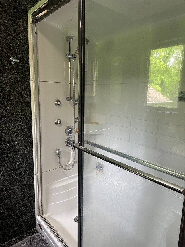 Building Photo - 16 Gibbons Ln