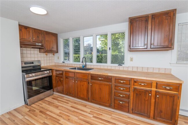 Building Photo - 137 A Kingstown Rd