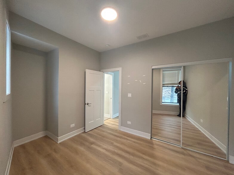 Building Photo - 423 W Belden Ave