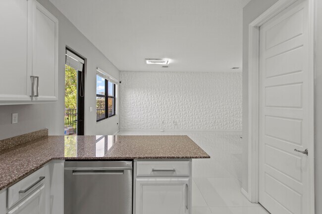 Building Photo - 635 NE 191st Terrace