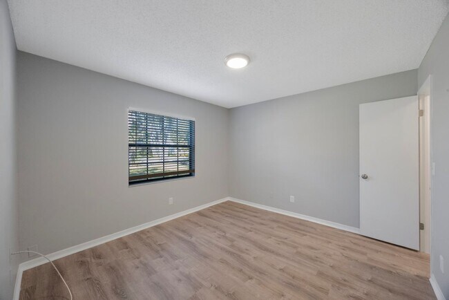 Building Photo - Newly Renovated 2 bedroom 2 bath within wa...