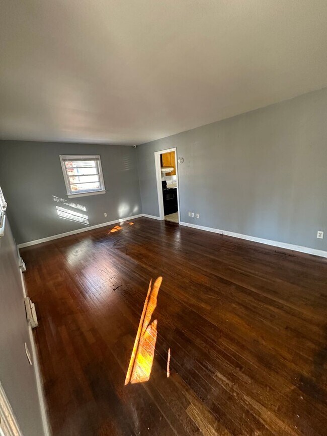 Building Photo - 3 bedroom house in Fulton Hill! Laundry, Central HVAC All electric, big fenced yard, hardwoods