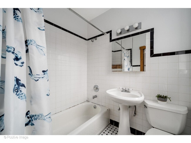 Building Photo - 1462 W Warner Ave