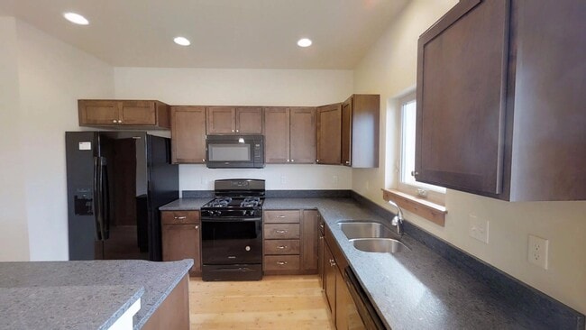 Building Photo - 3bed/2.5 Bath Condo in Four Corners - Dog Friendly!