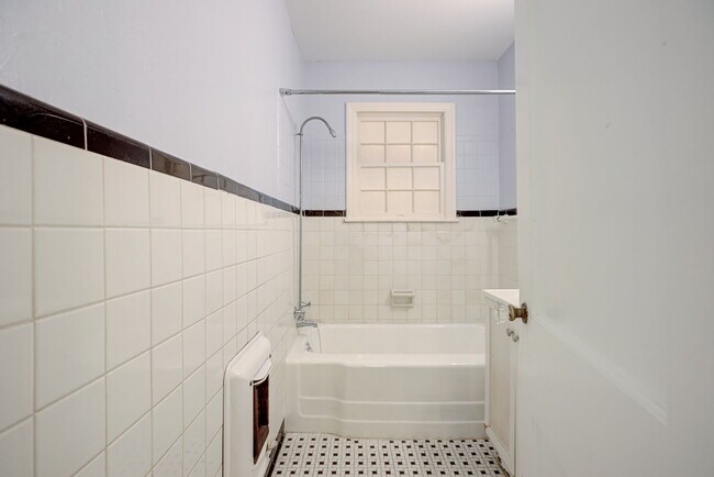 Building Photo - 912 Garver St