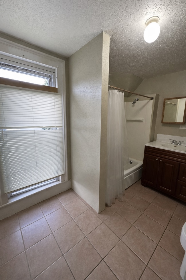 Building Photo - 4 Bed 1 Bath near UWEC, Water Street, and Sonnentag!