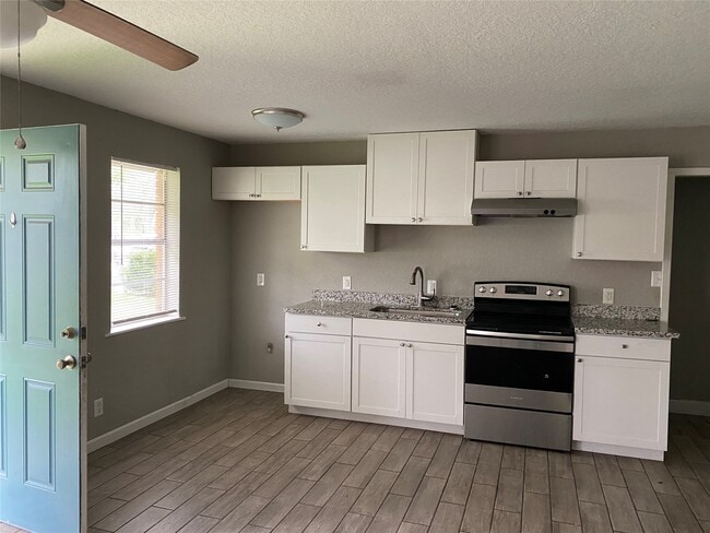 Building Photo - 612 N Avenue B