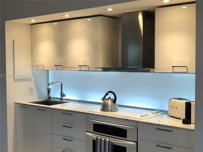 Building Photo - 900 Bay Dr