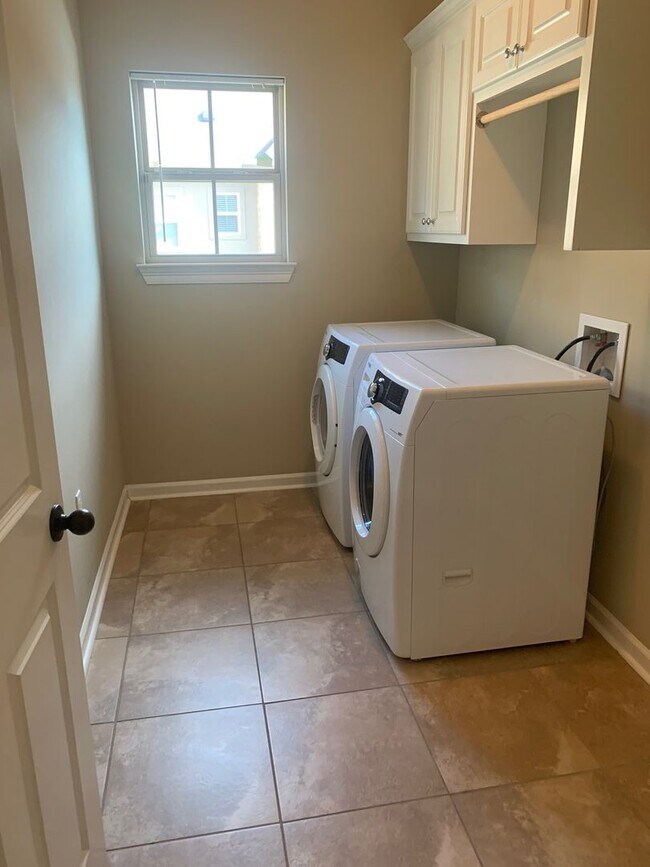 Building Photo - 4BR/3BA