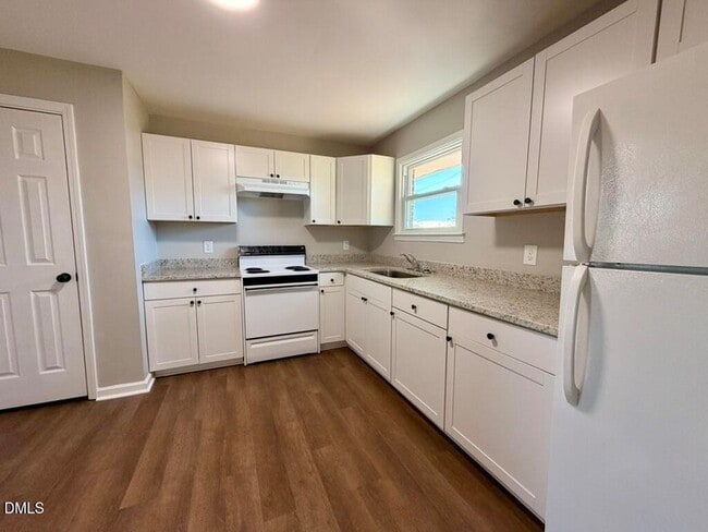 Building Photo - 910 E Divine St