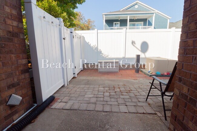 Building Photo - No HOA Furnished Townhouse close to Ocean
