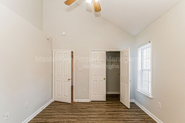 Building Photo - 112 Burt St