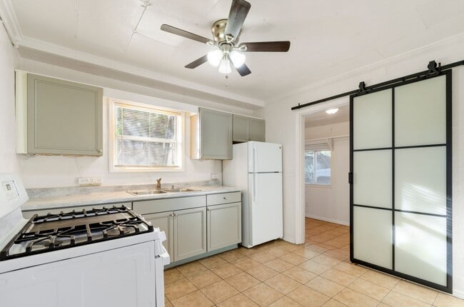 Building Photo - 3715 E Glenn St