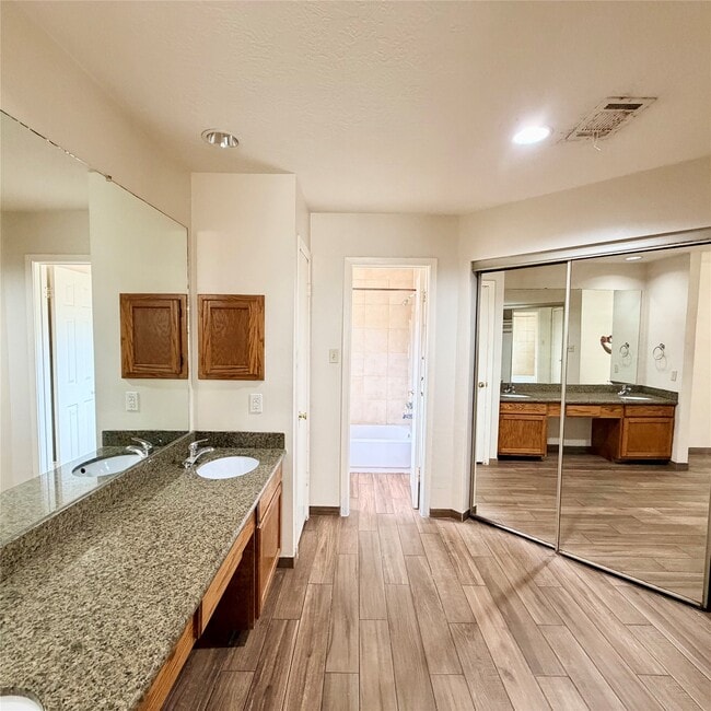 Building Photo - 16914 Summer Dawn Pl