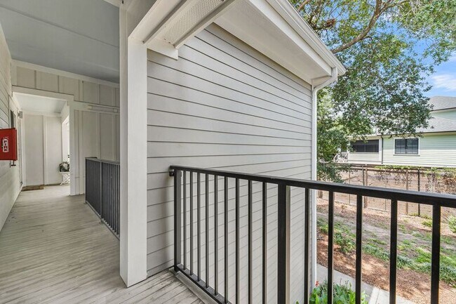 Building Photo - 266 Alexandra Dr
