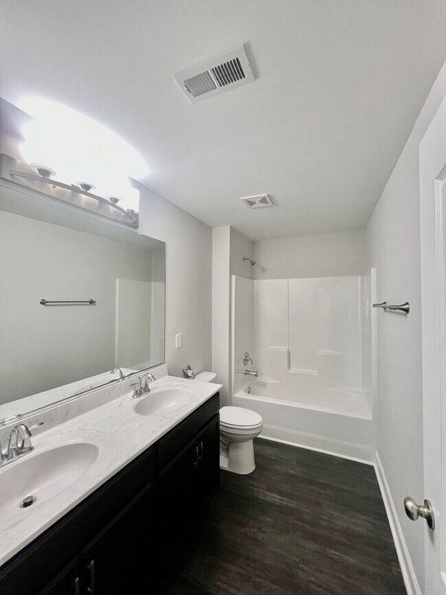 Building Photo - Stunning 4BR 3BA Home in Colfax