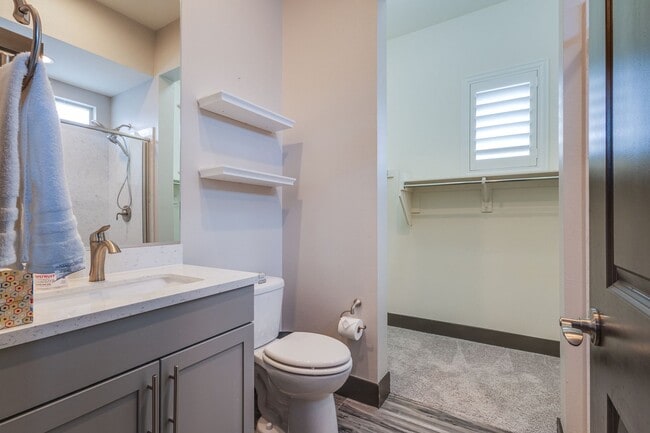 Building Photo - Stunning 5Bed/4.5 Bath home located in a prestigious guard gated community in Summerlin