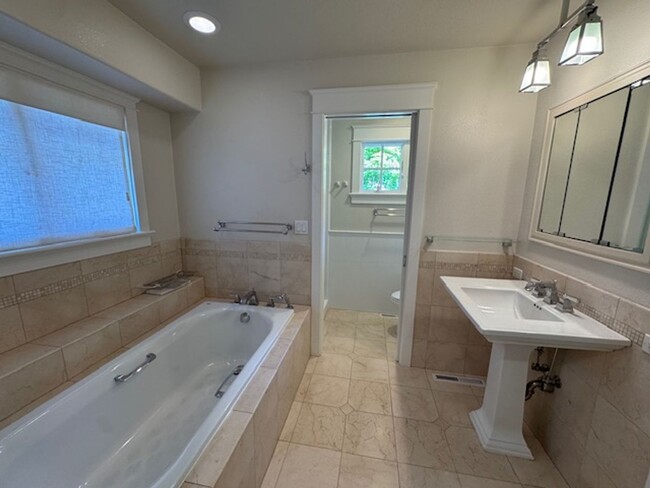 Building Photo - Beautiful updated single level Lafayette h...