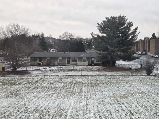 Building Photo - 541 E School St