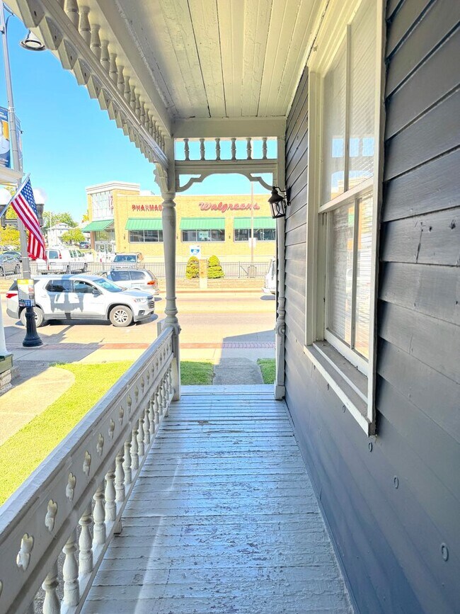 Building Photo - 3 Bedroom Home in Downtown Hamilton