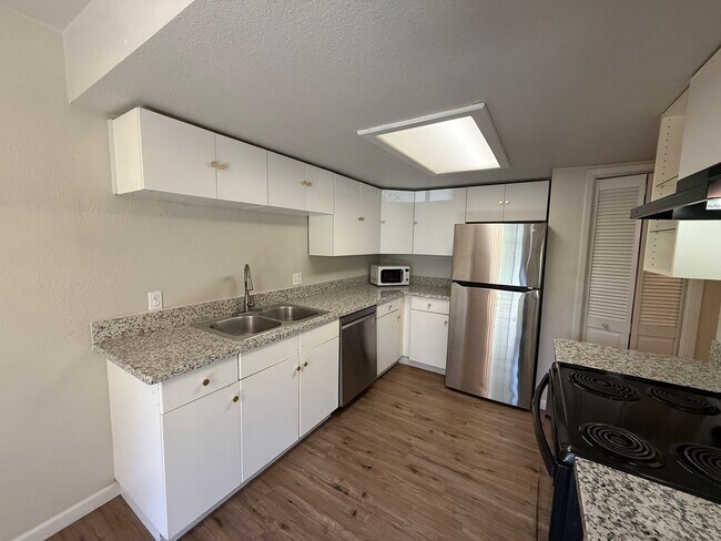 Building Photo - Updated 2-bedroom condo in gated community!