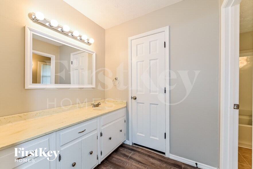 Building Photo - 2264 Country Club Dr SE