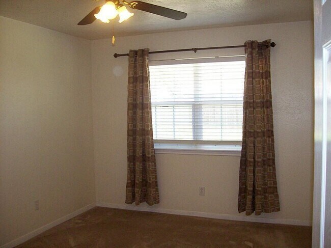 Building Photo - 1810 Oakwell Ln