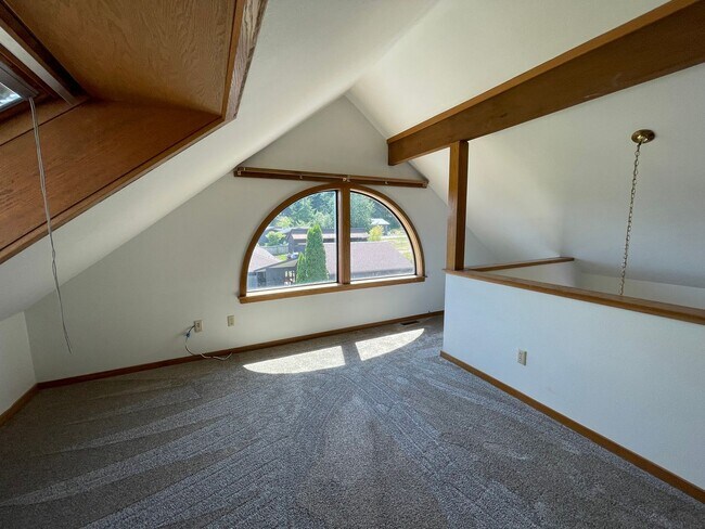 Building Photo - Lovely, Spacious Home with Stunning view o...
