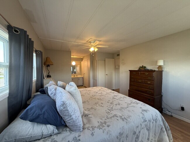 Building Photo - "Charming 2-Bed, 2-Bath Mobile Home Retreat in Harbor Cove!"