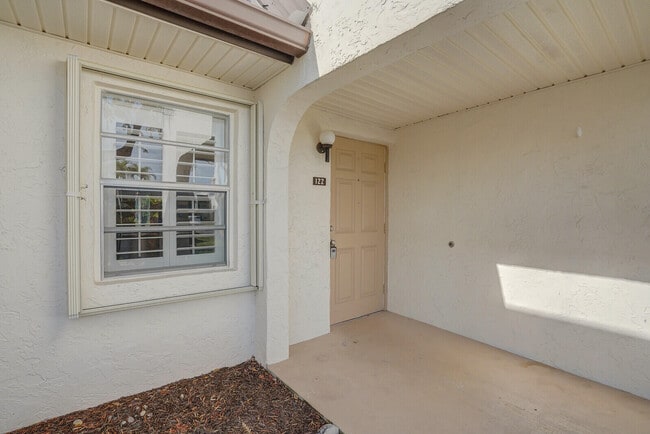 Building Photo - 122 Lake Rebecca Dr