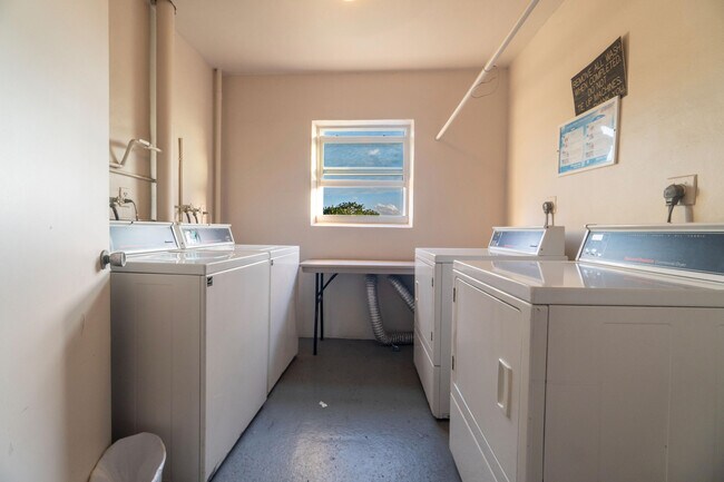 Building Photo - 3200 N Palm Aire Dr