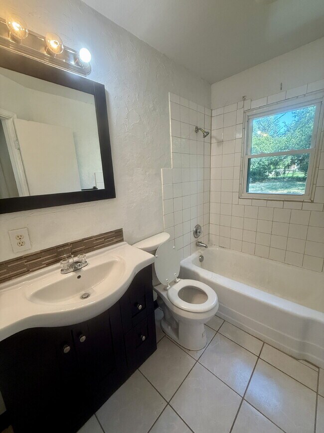 Building Photo - 2 Bed, 1 Bath Home in OKC – $950/month