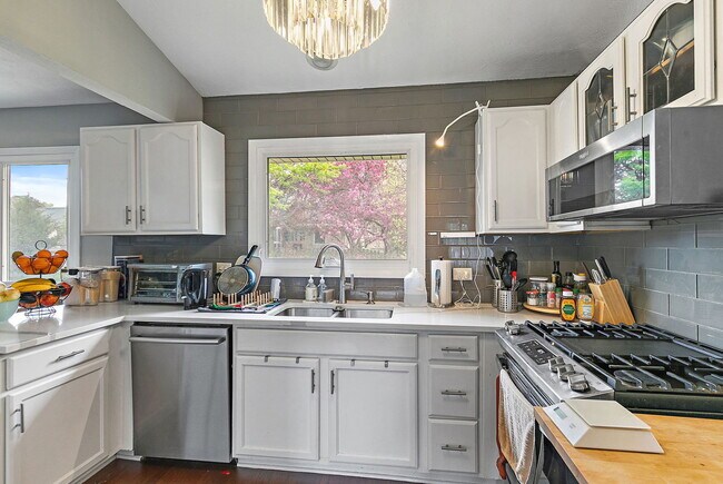 Building Photo - 121 Millis Ln