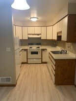 Building Photo - 307 River St
