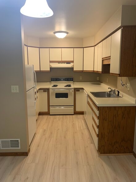 Primary Photo - 307 River St