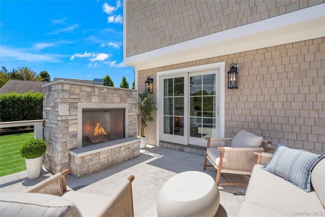 Building Photo - 4 Carriage Ln