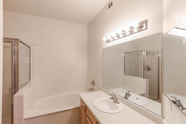Building Photo - Beautifully Updated 2 Bed and 2 Bath Hende...
