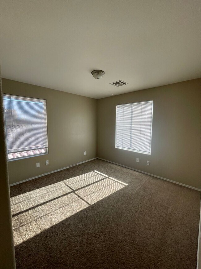 Building Photo - 4348 Santa Clarita Ave