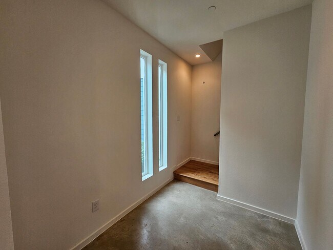 Building Photo - Minutes from Downtown, Uptown, Henderson, ...