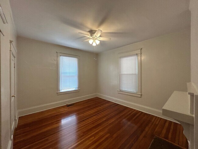 Building Photo - 1308 W Chapel Hill St