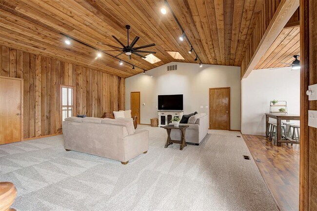 Building Photo - 1839 E Pleasantview Ln