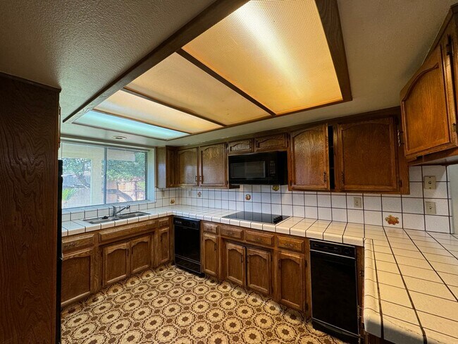 Building Photo - 3 Bedroom/2 Bath Home Off of South H Near ...