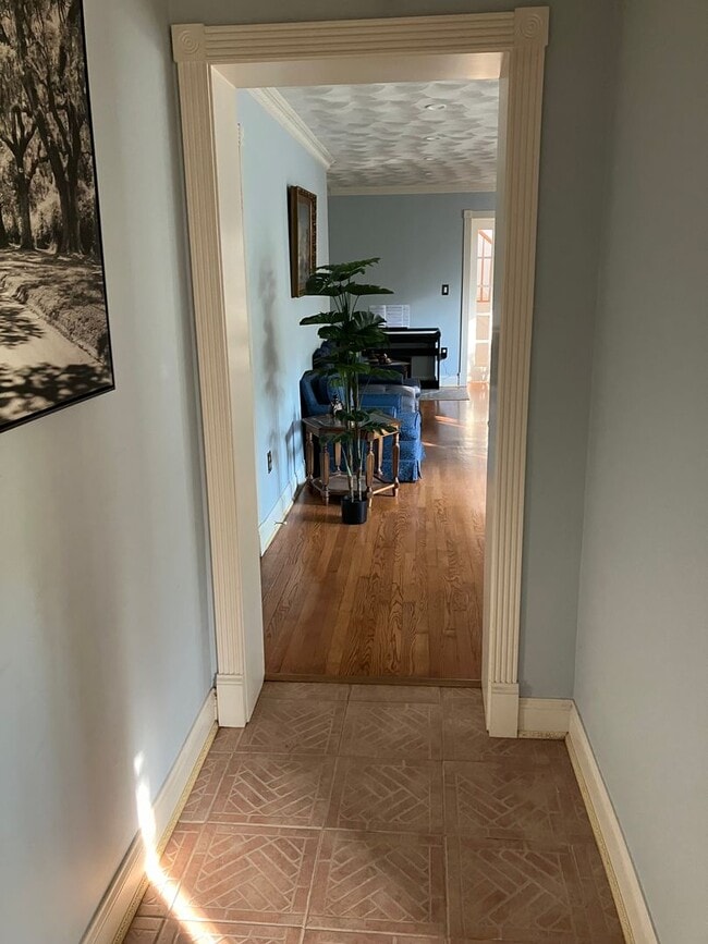 Building Photo - Furnished 6 month rental