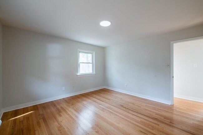 Building Photo - Newly remodeled 3/2.5