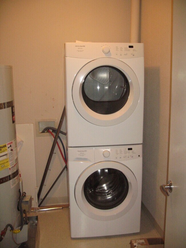 Building Photo - NO PARKING/2+ bed/2 bath top floor condo w...